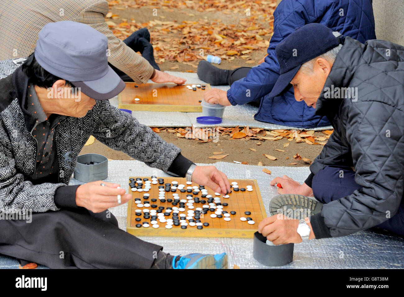 Seoul, Südkorea-15. November: Männer spielen in den äußeren "Baduk" ist der koreanische Name für Go. 15. November 2015-Seoul Stockfoto