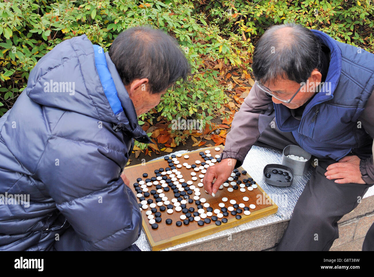 Seoul, Südkorea-15. November: Männer spielen in den äußeren "Baduk" ist der koreanische Name für Go. 15. November 2015-Seoul Stockfoto