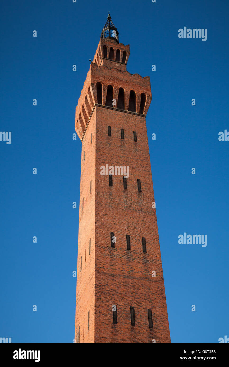 Hydraulikspeicher Turm bei Grimsby der Royal Docks, die einst Powerered Schloss Eingang Stockfoto