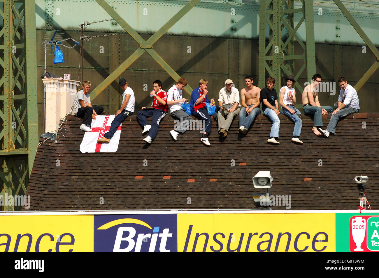 Cricket - The Ashes - npower Fifth Test - England gegen Australien - The Brit Oval. England-Fans finden den besten Aussichtspunkt Stockfoto