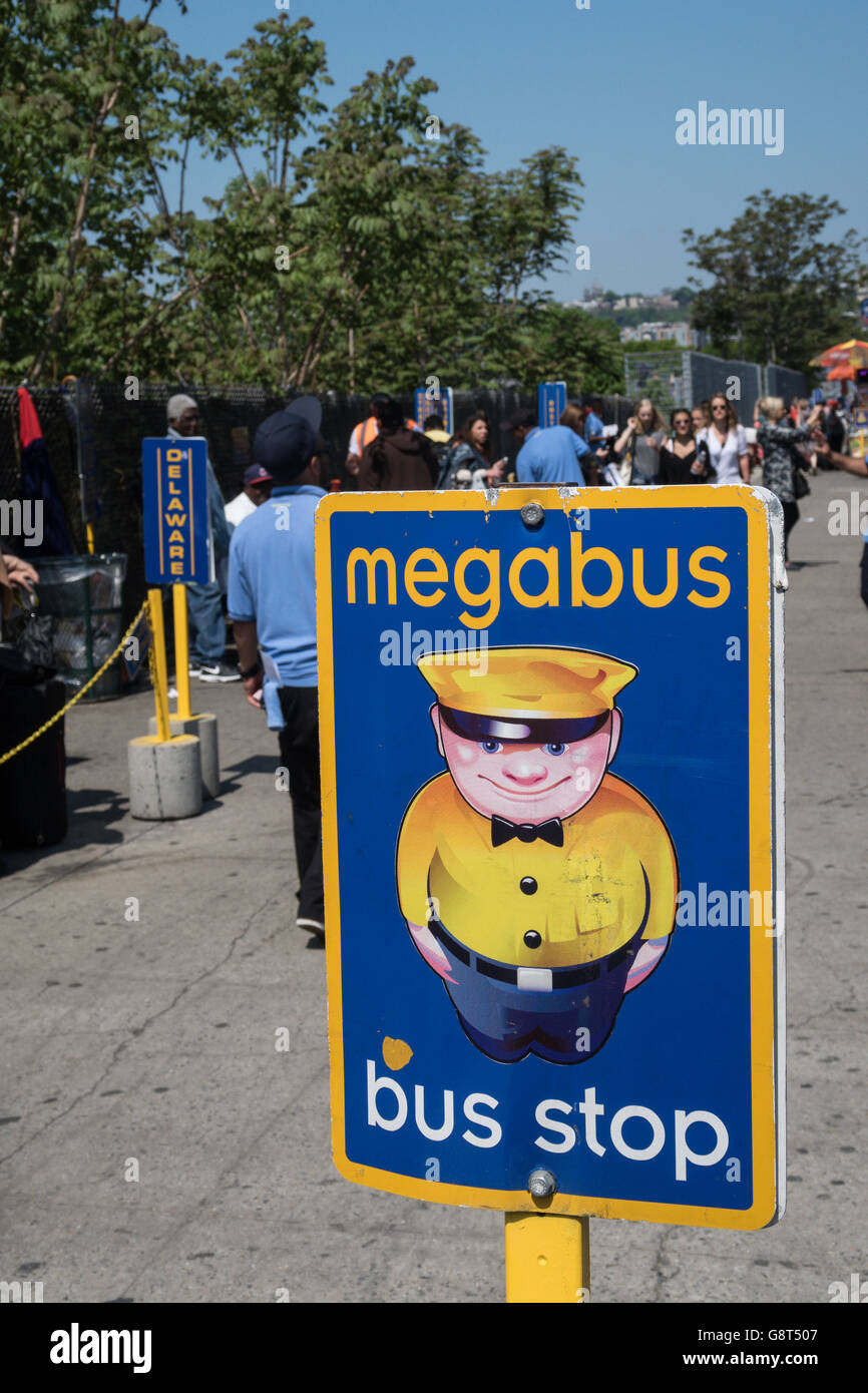 Bürgersteig Megabus bus Stop-Schild, West 34th Street, NYC Stockfoto