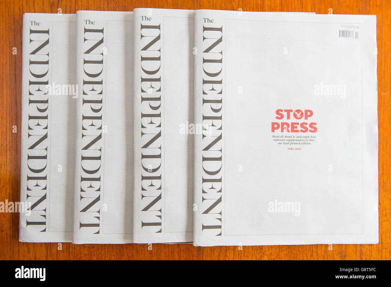 Kopien der endgültigen Druckausgabe des Independent, da der Titel in ein rein digitales Format übergeht. Stockfoto