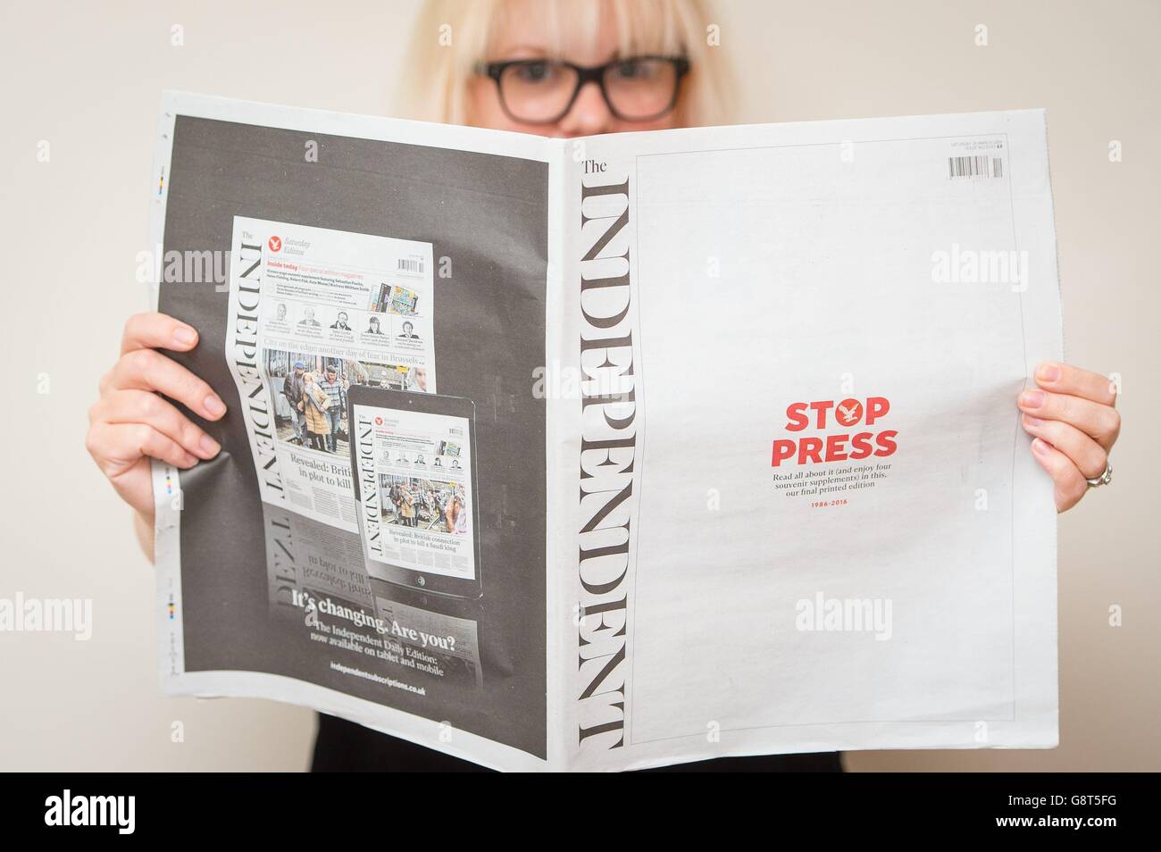 Eine Frau liest die letzte Print-Ausgabe der Independent-Zeitung, da der Titel in ein rein digitales Format übergeht. Stockfoto