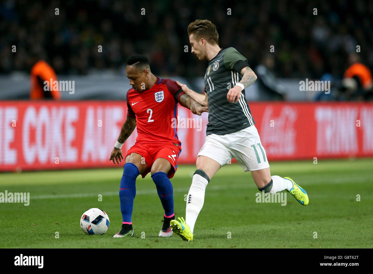 Englands Nathaniel Clyne und Deutschlands Marco Reus (rechts) kämpfen beim Internationalen Freundschaftsspiel im Olympiastadion Berlin um den Ball. Stockfoto