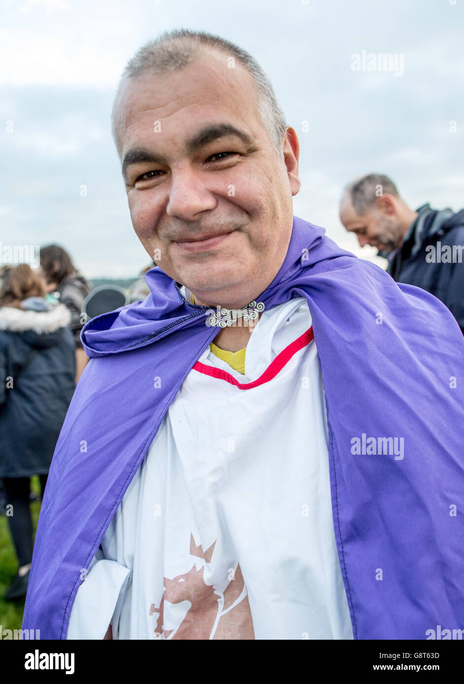 Druide zur Sommersonnenwende bei Stonehenge UK Stockfoto