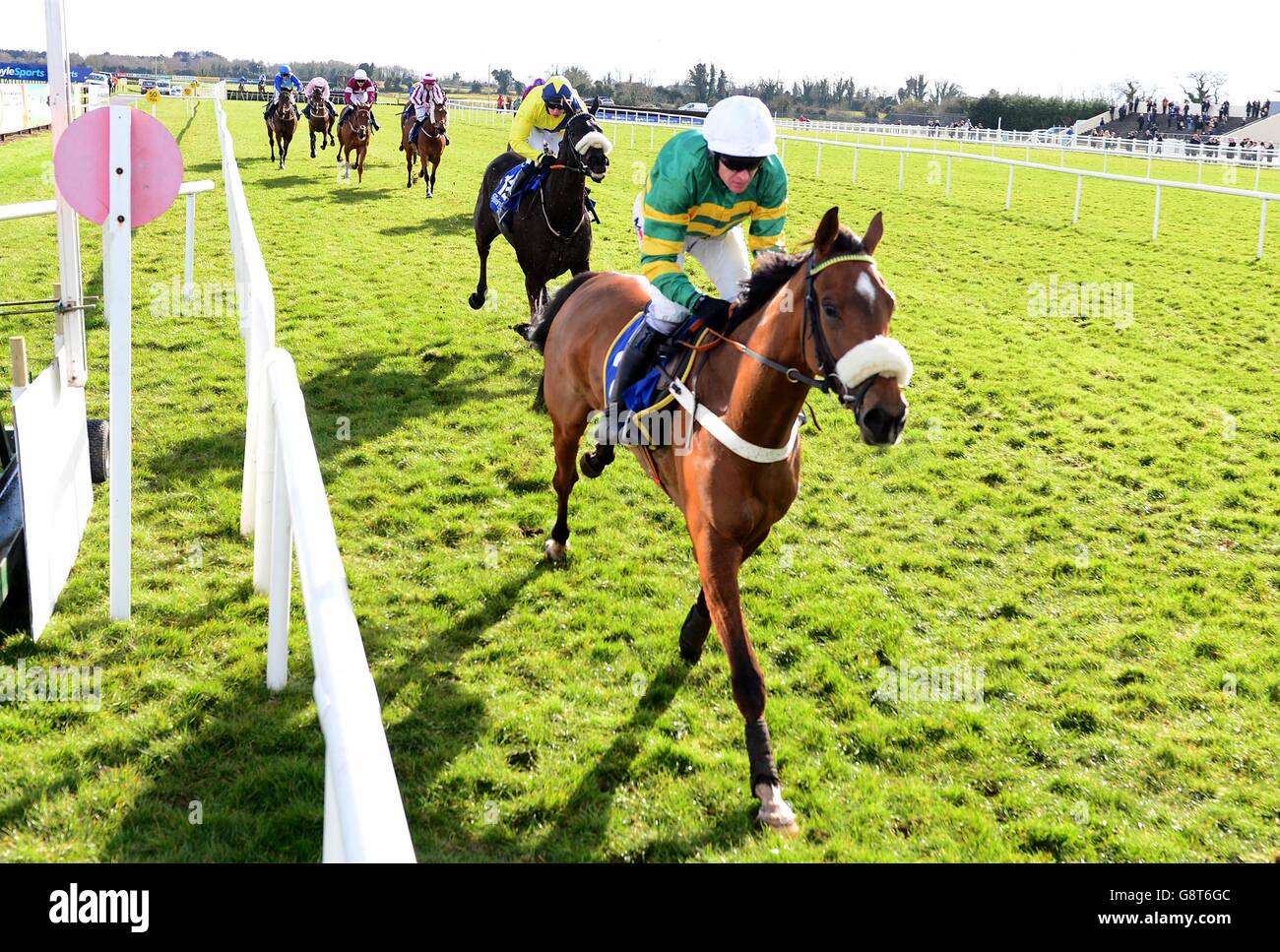 Coney Island von Barry Geraghty vor dem Gewinn der I.N.H. geritten Hengstbesitzer E.B.F. Novice Handicap Hurdle Series Finale am dritten Tag des Osterfestivals auf der Fairyhouse Racecourse, Co. Meath, Irland. Stockfoto