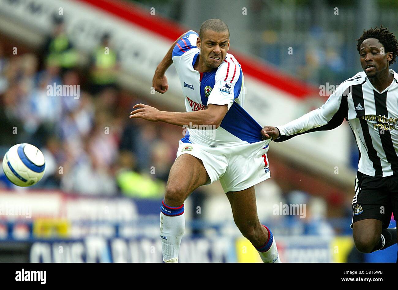 Fußball - FA Barclays Premiership - Blackburn Rovers / Newcastle United - Ewood Park. Celestine Babayaro (r) von Newcastle United hält Steven Reid von Blackburn Rovers zurück Stockfoto