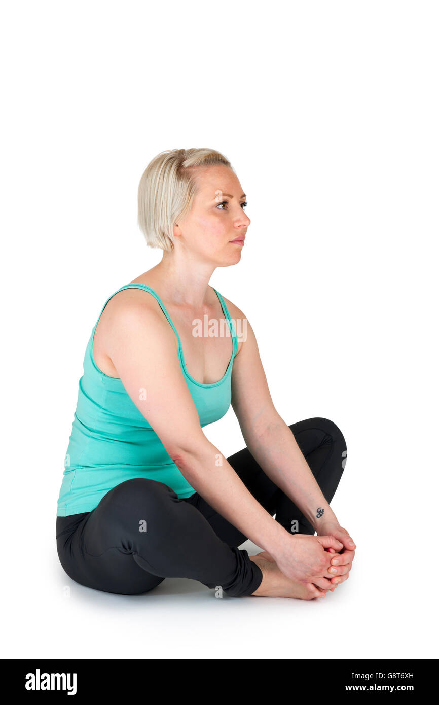 Ganzkörper-Blick auf eine junge, blonde Frau im Yoga Übung "auf dem Boden sitzen die Sohlen der Füße zusammen zu halten", gegen weiß Stockfoto
