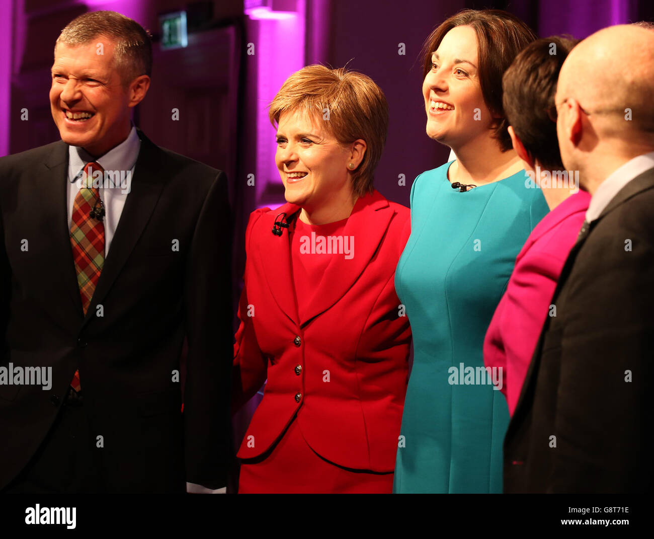 (Von links nach rechts) Willie Rennie, der Vorsitzende der schottischen Liberaldemokraten, der erste Minister und Vorsitzende der schottischen Nationalpartei Nicola Sturgeon, Kezia Dugdale, die Vorsitzende der schottischen Labour Party, Ruth Davidson, die Vorsitzende der schottischen Konservativen und Patrick Harvie, der Miteinrichter der schottischen Grünen Partei vor den Scotland Debates; Die STVS-Fernsehübertragung debattiert in den Versammlungsräumen in der George Street, Edinburgh. Stockfoto