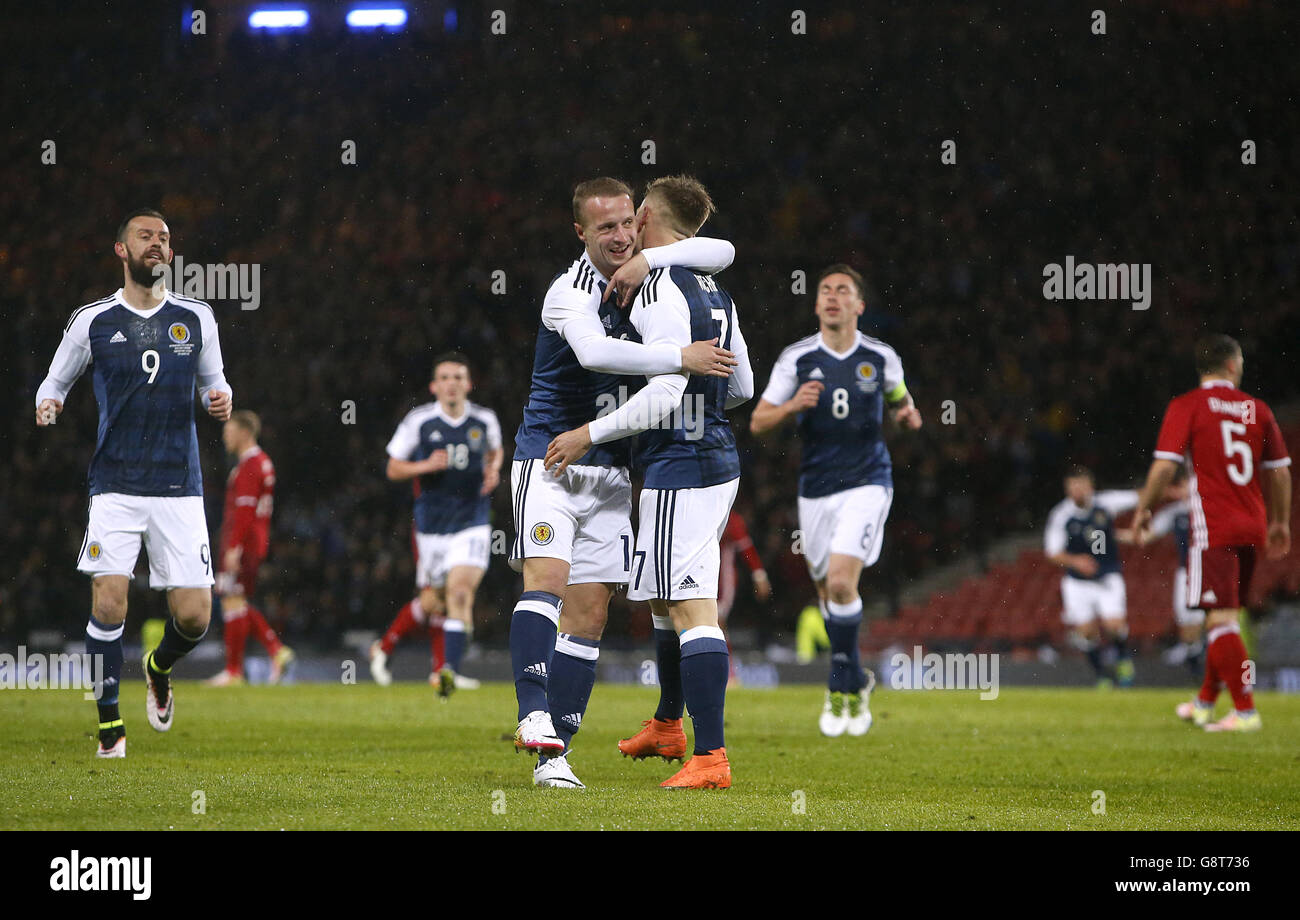 Der schottische Matt Ritchie (Mitte rechts) feiert das erste Tor seiner Mannschaft im Spiel mit Teamkollege Leigh Griffiths während eines International Friendly im Hampden Park, Glasgow. Stockfoto