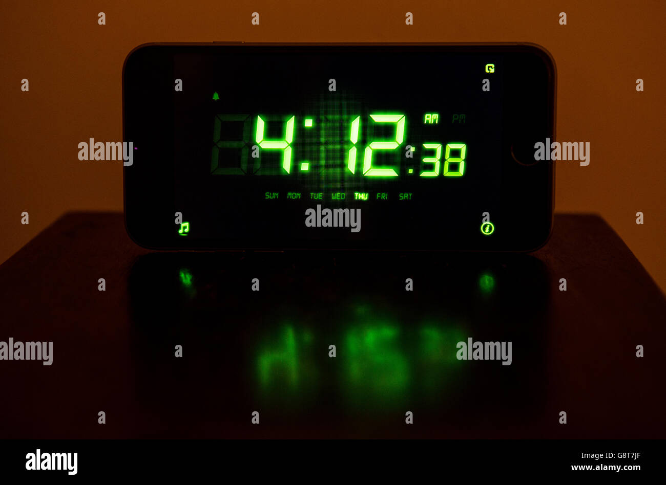 Ein Mann wacht in den frühen Morgenstunden im Bett auf, da die Briten im Durchschnitt jede Nacht fast eine Stunde zu wenig schlafen, haben Gesundheitsexperten gesagt. Stockfoto