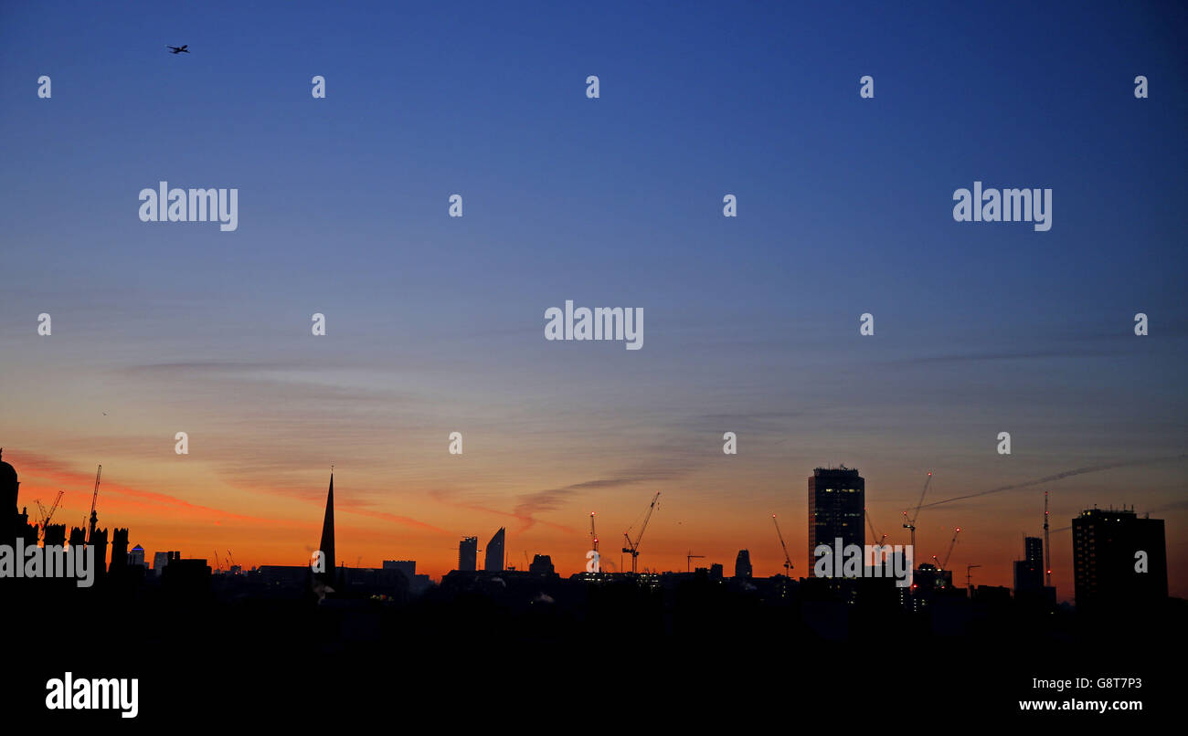 Frühlingswetter 1. April 2016. Die Sonne geht über der Skyline von London auf. Stockfoto
