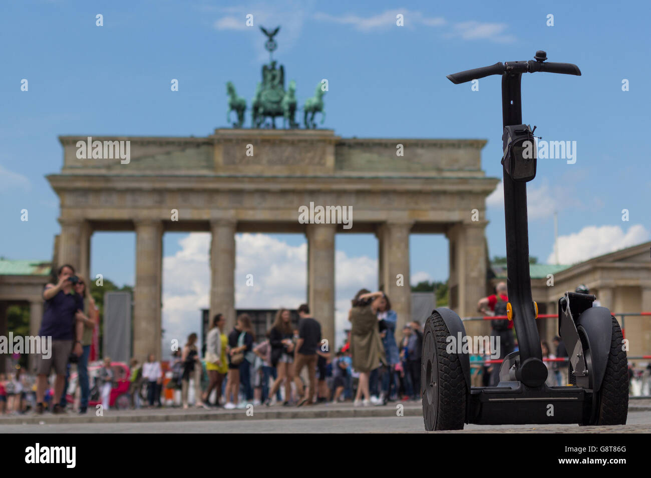 Segway und Touristen am Brandenburger Tor, Berlin Stockfoto