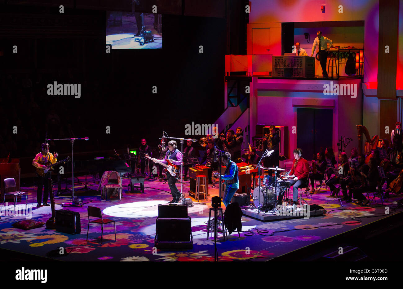 Gesamtansicht einer Performance von 'The Sessions', einer Live-Neuinszenierung der Beatles in den Abbey Road Studios in der Royal Albert Hall, London. Die Show ist eine Nachbildung von Beatles' Aufnahmesessions in den Abbey Road Studios mit einem vollen 21-köpfigen Orchester. Stockfoto