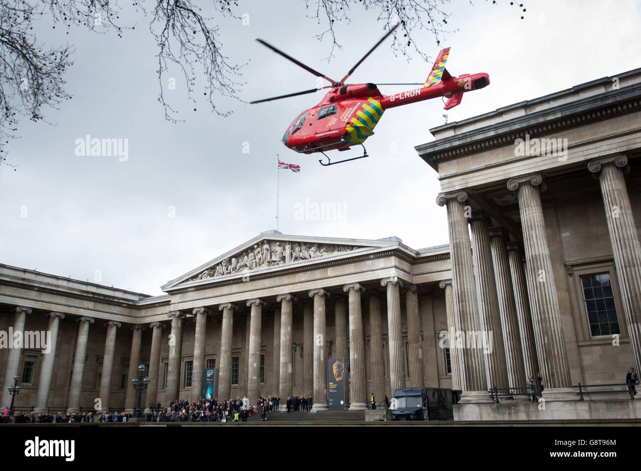 Der Londoner Air Ambulance hebt nach einem Zwischenfall vom Vorplatz des British Museum im Zentrum Londons ab. Stockfoto