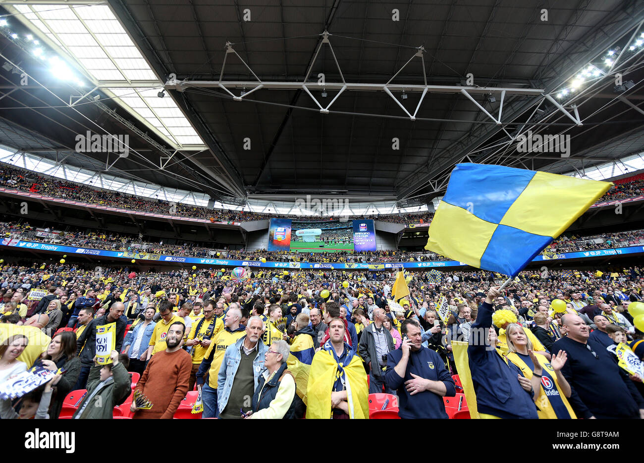 Barnsley gegen Oxford United - Johnstone's Paint Trophy - Finale - Wembley Stadium. Eine allgemeine Ansicht der Fans von Oxford United Stockfoto