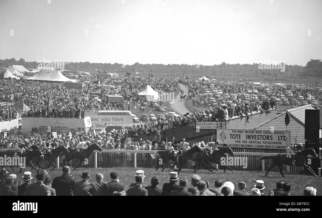 1962 Derby Stakes - Epsom. Das Ziel des 183. Derby Stakes, gewonnen von Larkspur (No 8), geritten von Neville Sellwood, als Arcor, Roger Poinzelet up, Zweiter. Stockfoto