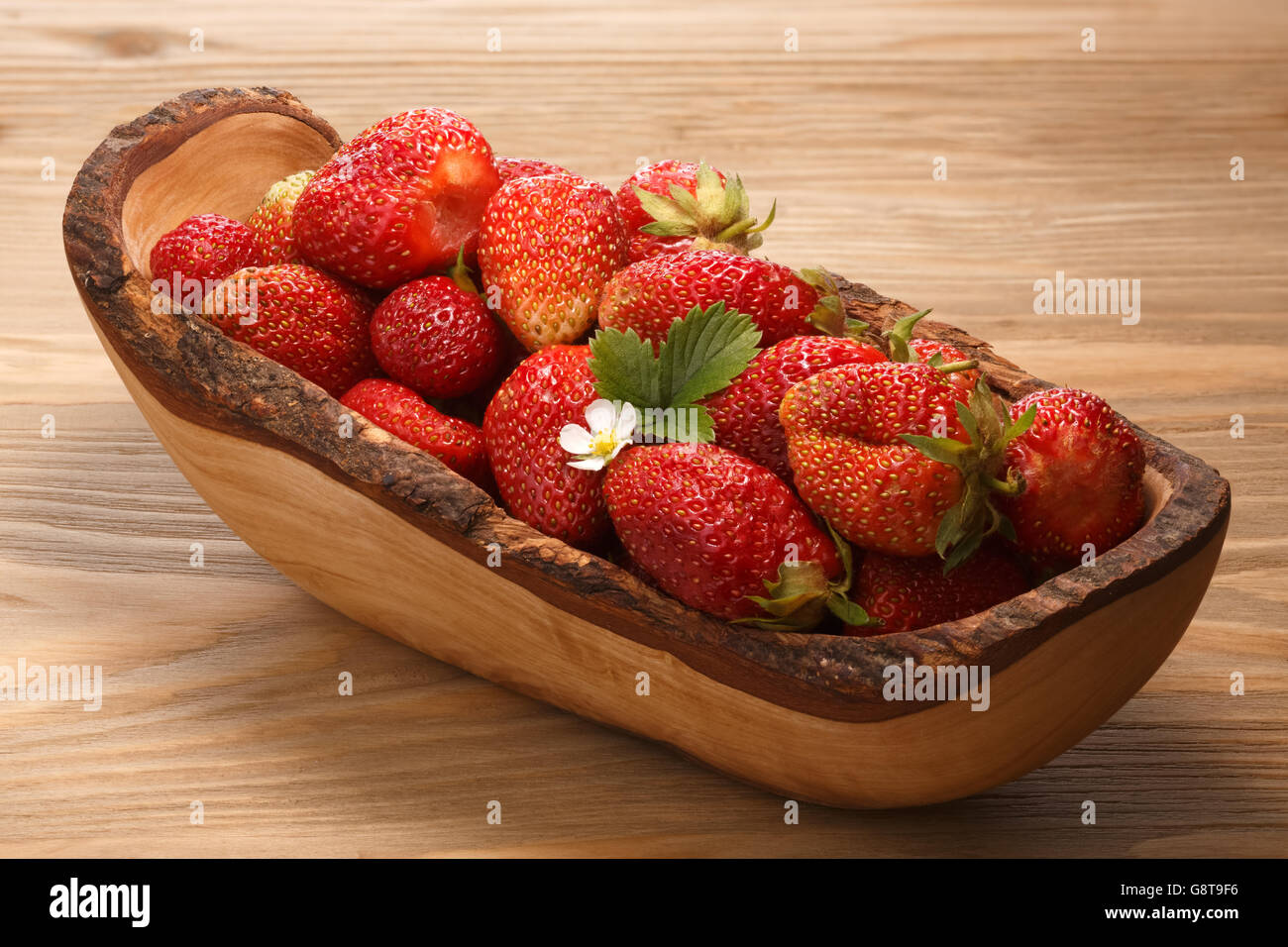 Holzschale mit frischen Erdbeeren. Große Schärfentiefe Stockfoto