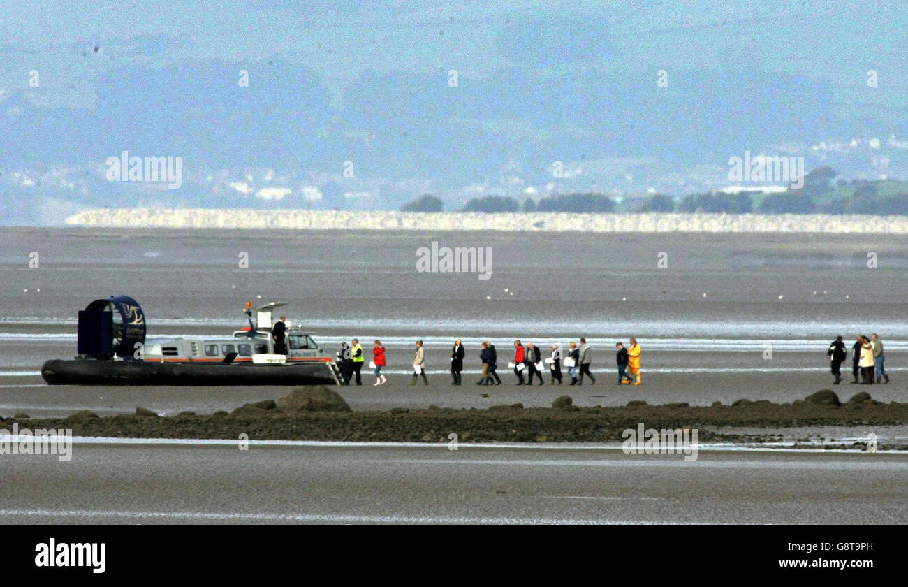 Die Jury, die fünf Personen im Zusammenhang mit der Hahnentötung an der Morecambe Bay verführt, besucht am Mittwoch, dem 21. September 2005, das Gebiet der HEST Bank in der Bucht von Lancashire, wo sich die Tragödie entfaltete. In der Nacht vom 5. Februar letzten Jahres ertranken mindestens 21 chinesische Cockle Picker in der Flut. Der Staatsanwalt Tim Holroyde QC erklärte der 10-köpfigen Jury am Preston Crown Court die Reise und sagte, dass ihnen einige der Merkmale der Bucht gezeigt würden, die sie zu einem „gefährlichen Ort“ machen könnten. Siehe PA Geschichte COURTS Cocklers. DRÜCKEN SIE VERBANDSFOTO. Das Foto sollte lauten: Phil Noble/PA. Stockfoto