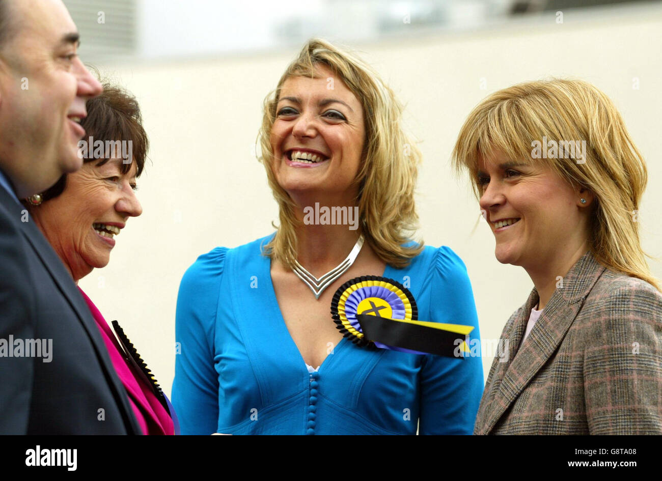 Alex Salmond (links), Vorsitzender der schottischen Nationalpartei, spricht mit der Cathcart-Kandidatin Marie Whitehead, der Livingstone-Kandidatin Angela Constance und der stellvertretenden Führerin Nicola Sturgeon auf ihrer Parteikonferenz am Mittwoch, dem 21. September 2005 in Aviemore. Salmond hat seiner Partei heute das Ziel gesetzt, bei den nächsten Holyrood-Wahlen 20 weitere nach den Postsitzen zu gewinnen. Achten Sie auf PA Story SCOTLAND SNP. DRÜCKEN SIE VERBANDSFOTO. Bildnachweis sollte lauten: David Ceskin/PA Stockfoto