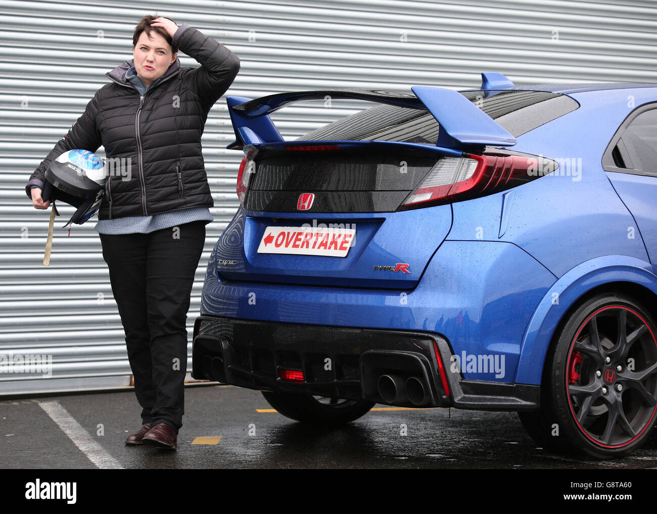 Ruth Davidson, die Vorsitzende der schottischen Konservativen, auf der Rennstrecke von Knockhill in der Nähe von Dunfermline in Schottland, während sie sich auf dem Weg ihres Wahlkampfes aufmachte. Sie fuhr in einem blauen Auto um die Strecke und fuhr mit einem roten Auto. Stockfoto