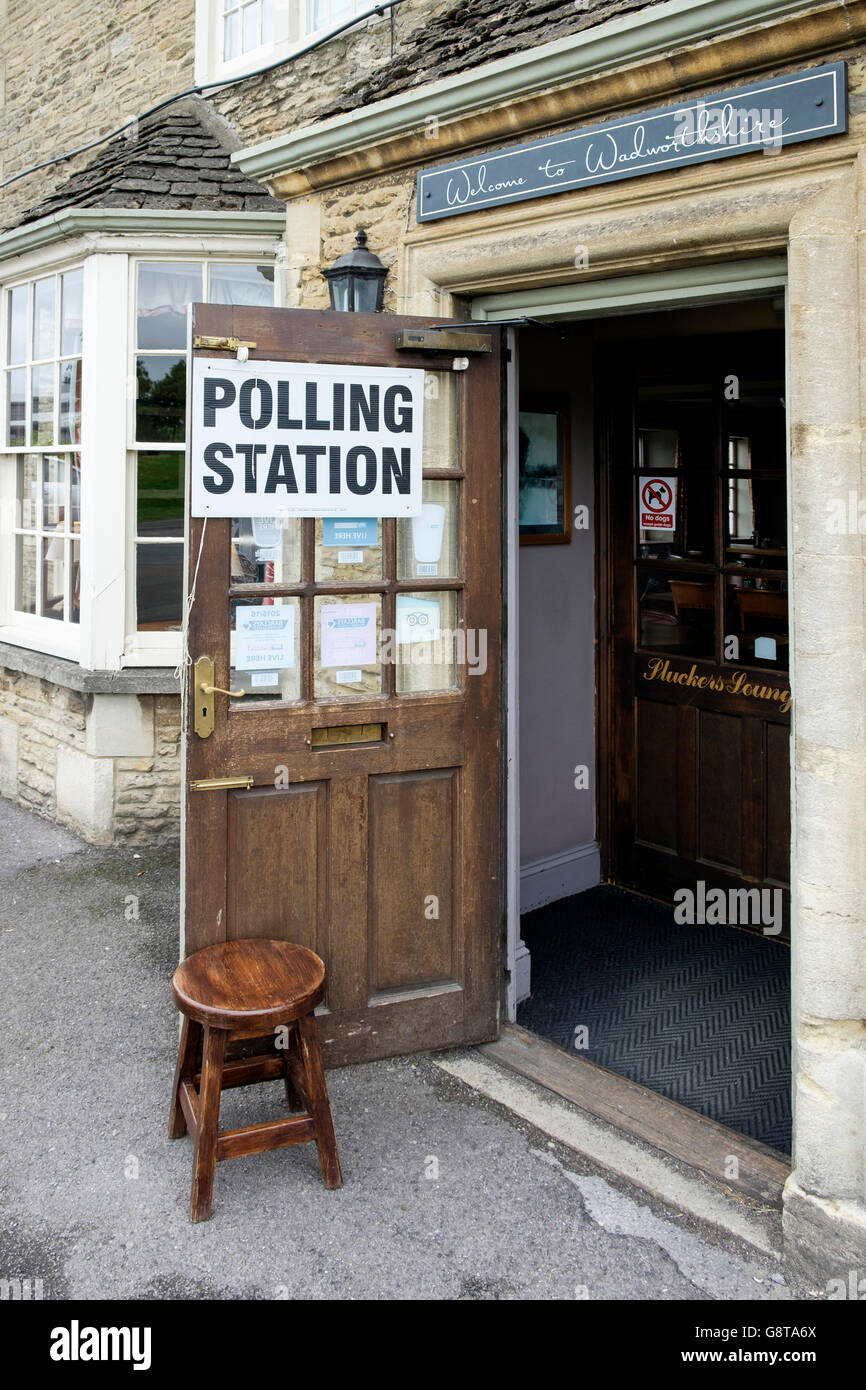 Abgebildet ist ein Wahllokal-Schild am Eingang zu einem EU-Referendum-Wahllokal befindet sich in einem örtlichen Pub. Stockfoto