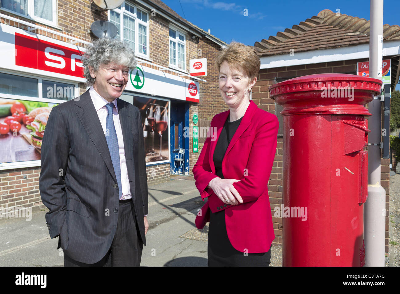 Tim Parker, Post Office Chairman, und Paula Vennells, Post Office Chief Executive bei der Eröffnung der Nyegrill Post Office-Niederlassung in Sussex, die 6000. Niederlassung, die in das größte Modernisierungsprogramm in der britischen Einzelhandelsgeschichte umgewandelt wurde. Stockfoto