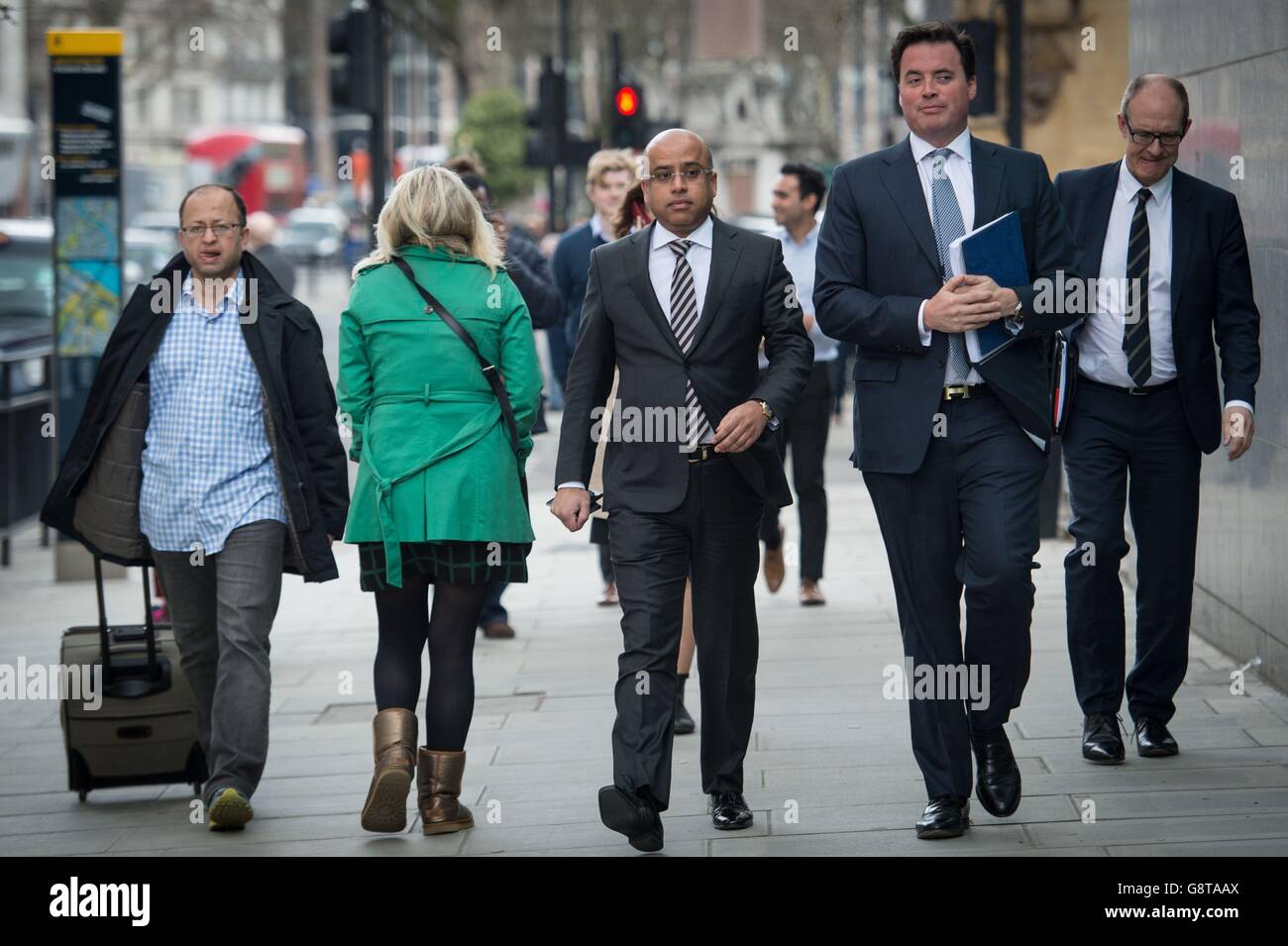 Sanjeev Gupta (Mitte), der Leiter der Liberty Group, kommt im Department for Business, Innovation & Skills in London zu Gesprächen mit der Regierung über die Aussicht auf die Übernahme der verlustarmen Vermögenswerte des indischen Riesen Tata. Stockfoto Sanjeev Gupta (Mitte), der Leiter der Liberty Group, kommt im Department for Business, Innovation & Skills in London zu Gesprächen mit der Regierung über die Aussicht auf die Übernahme der verlustarmen Vermögenswerte des indischen Riesen Tata. Stockfoto