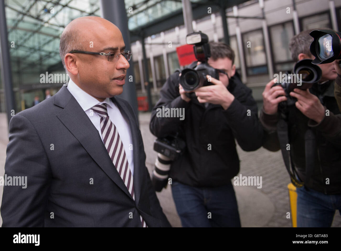 Sanjeev Gupta, der Leiter der Liberty Group, kommt im Department for Business, Innovation & Skills in London zu Gesprächen mit der Regierung über die Aussicht auf die Übernahme der verlustarmen Vermögenswerte des indischen Riesen Tata. Stockfoto Sanjeev Gupta, der Leiter der Liberty Group, kommt im Department for Business, Innovation & Skills in London zu Gesprächen mit der Regierung über die Aussicht auf die Übernahme der verlustarmen Vermögenswerte des indischen Riesen Tata. Stockfoto