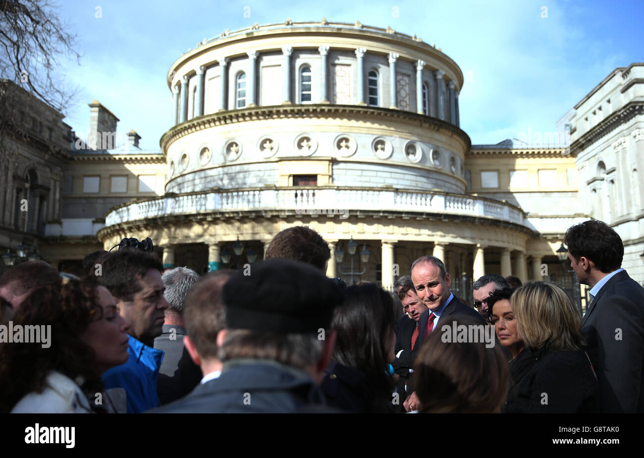 Die Fianna Fail-Führerin Micheal Martin spricht vor dem Leinster House in Dublin mit den Medien, nachdem Fianna Fail ein beispielloses Plädoyer ihrer Partei abgelehnt hatte, ein „historisches“ Abkommen zur Machtverteilung zu treffen, da das Land mehr als einen Monat lang ohne gewählte Regierung bleibt. Stockfoto