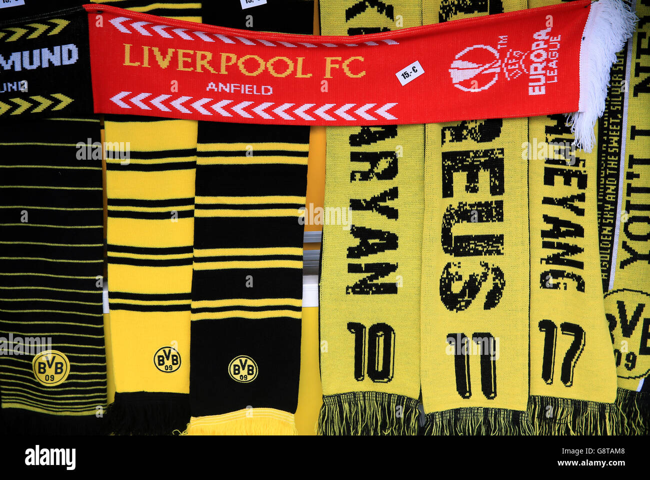 Vor dem UEFA Europa League Quarter Final, First Leg Match im Signal Iduna Park, Dortmund, sind die Schals von Liverpool und Borussia Dortmund vor dem Boden erhältlich. Stockfoto