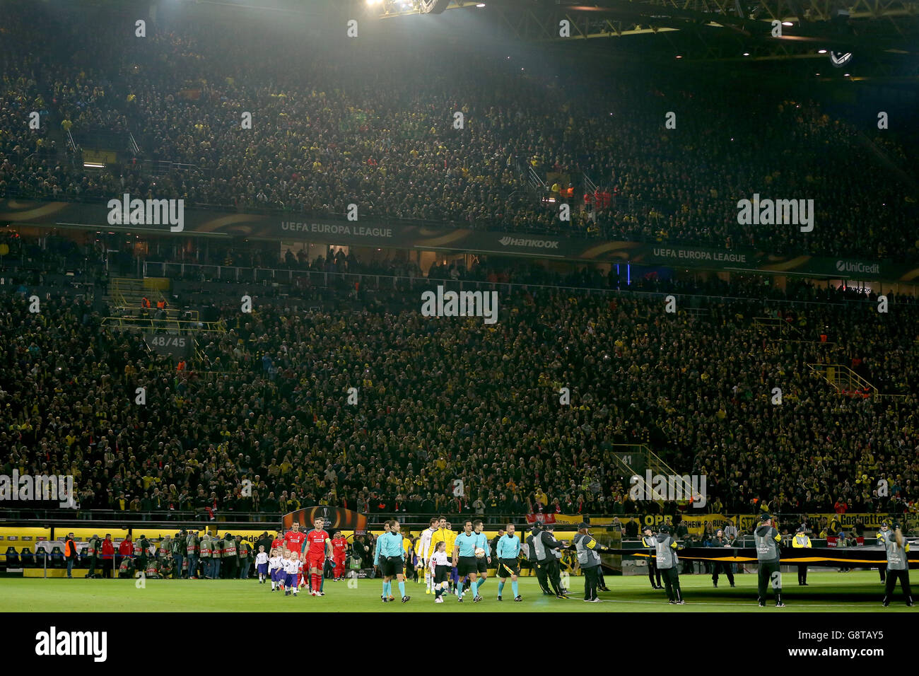 Borussia Dortmund und Liverpool machen sich auf den Weg zum UEFA Europa League Quarter Final, First Leg Match im Signal Iduna Park, Dortmund. Stockfoto