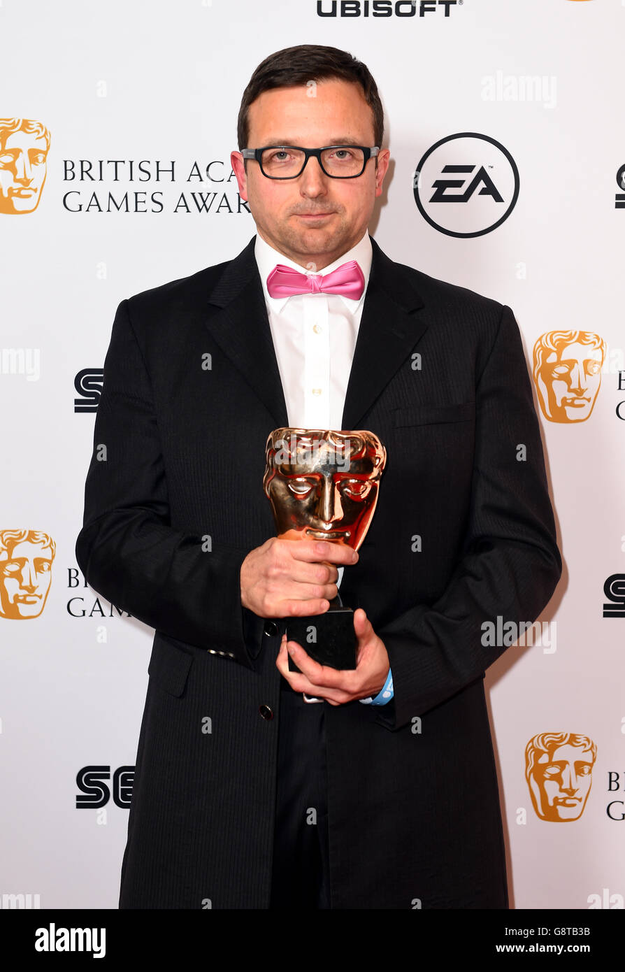 Sean Brennan mit dem Best Game Award for Fallout 4 bei den British Academy Games Awards 2016, London. DRÜCKEN SIE VERBANDSFOTO. Bilddatum: Donnerstag, 7. April 2016. Siehe PA Story SHOWBIZ Games. Bildnachweis sollte lauten: Matt Crossick/PA Wire Stockfoto