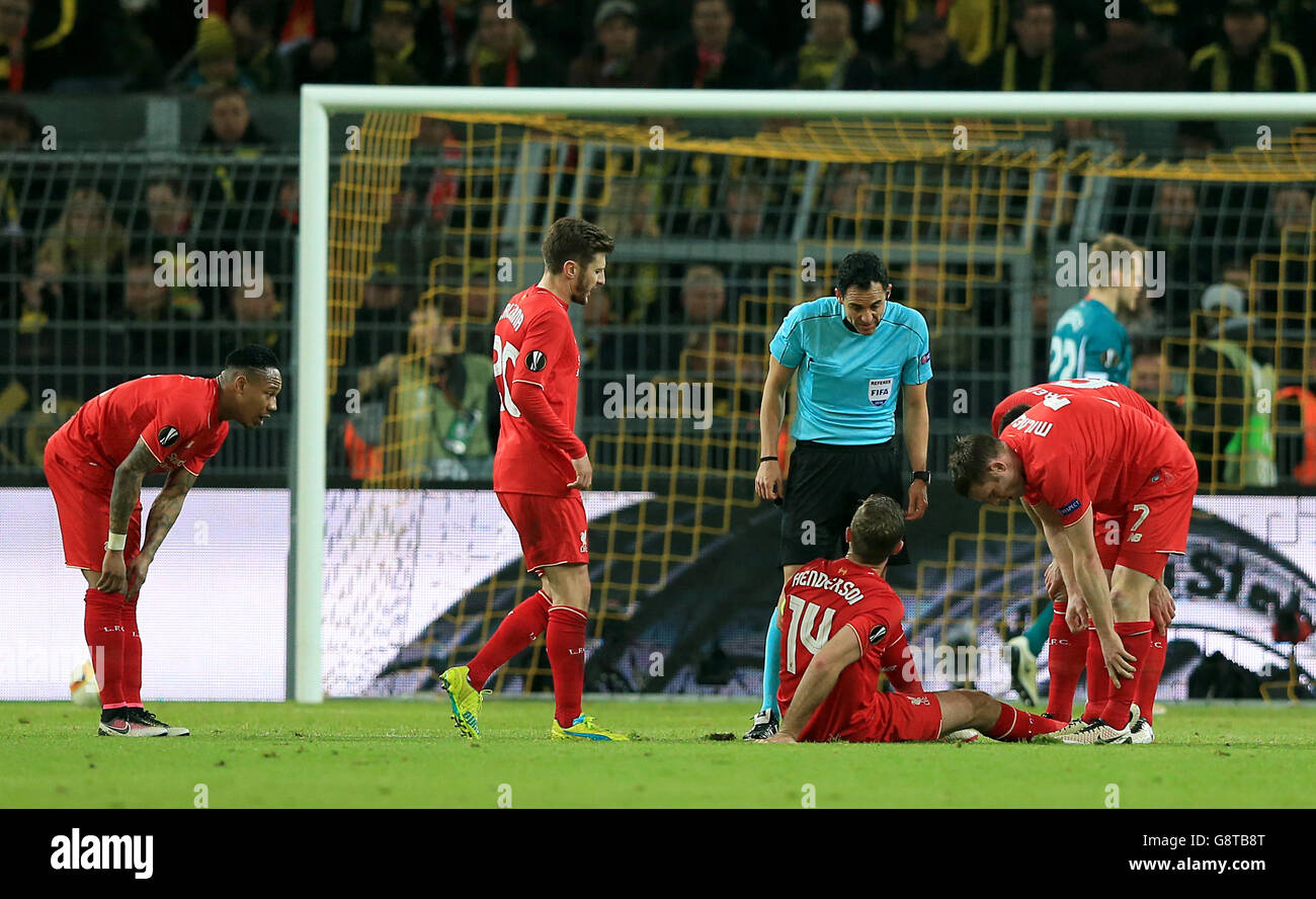 Jordan Henderson aus Liverpool sitzt beim UEFA Europa League Quarter Final, First Leg Match im Signal Iduna Park, Dortmund, auf dem Rasen verletzt. Stockfoto