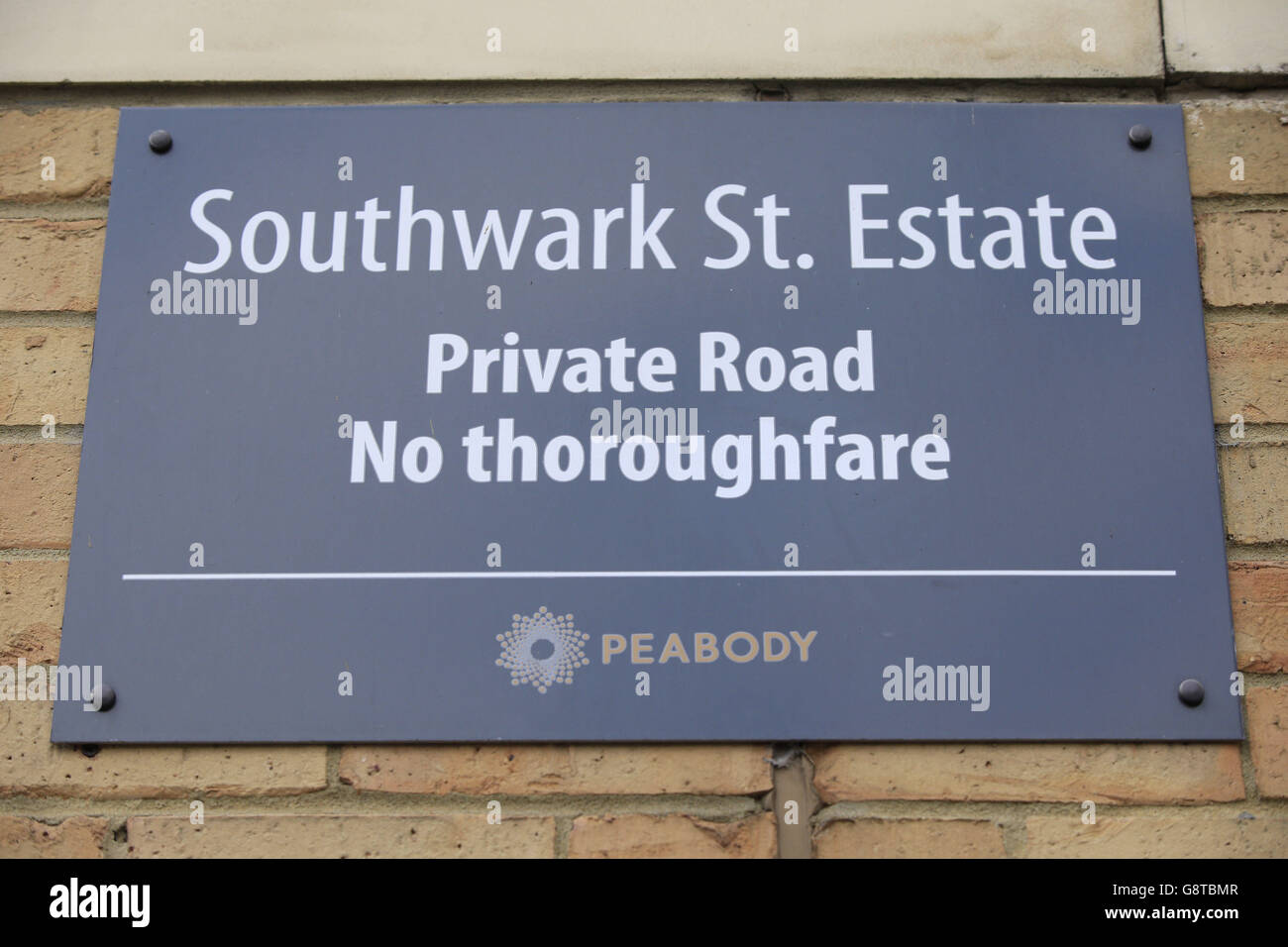 Ein Schild am Southwark Street Estate in Süd-London, nachdem am Donnerstag die Überreste von PC Gordon Semple, 59, auf einem Grundstück auf dem Anwesen gefunden wurden. Stockfoto