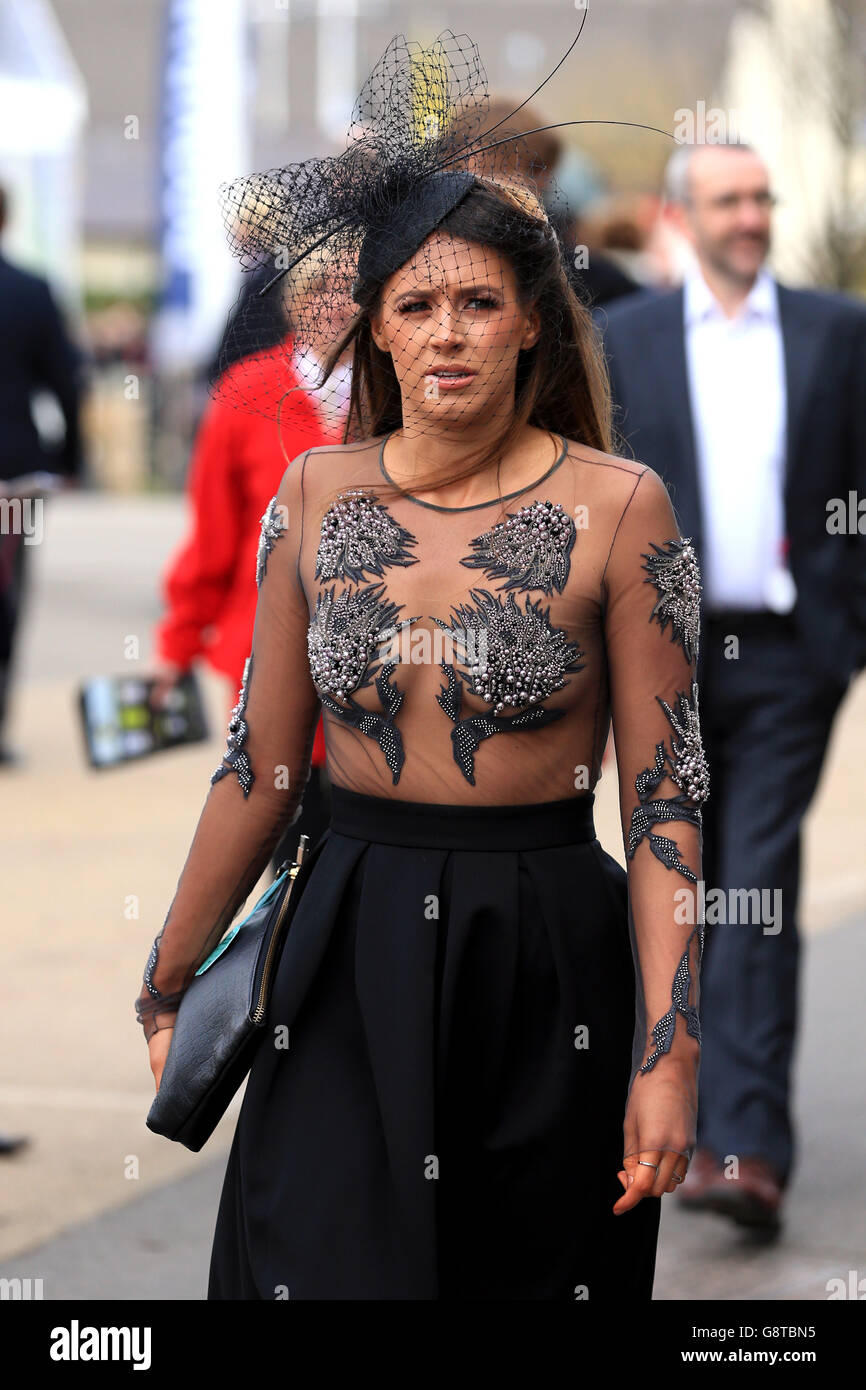 Eine weibliche Rennfahrerin beim Ladies Day des Crabbie's Grand National Festivals auf der Aintree Racecourse, Liverpool. Stockfoto