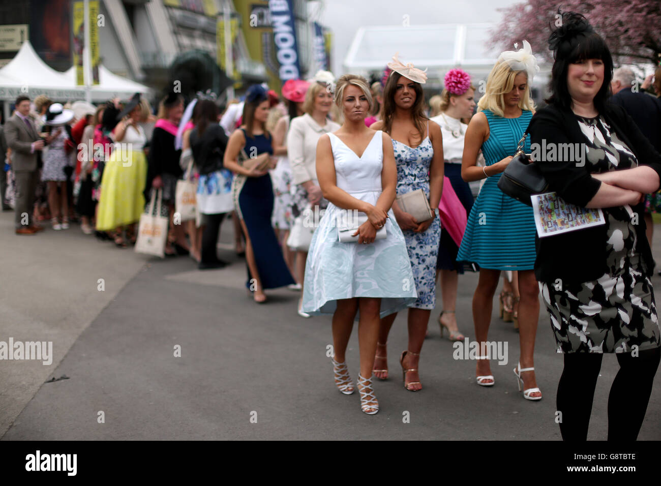 Weibliche Rennfahrerinnen beim Ladies Day des Crabbie's Grand National Festivals auf der Aintree Racecourse, Liverpool. Stockfoto