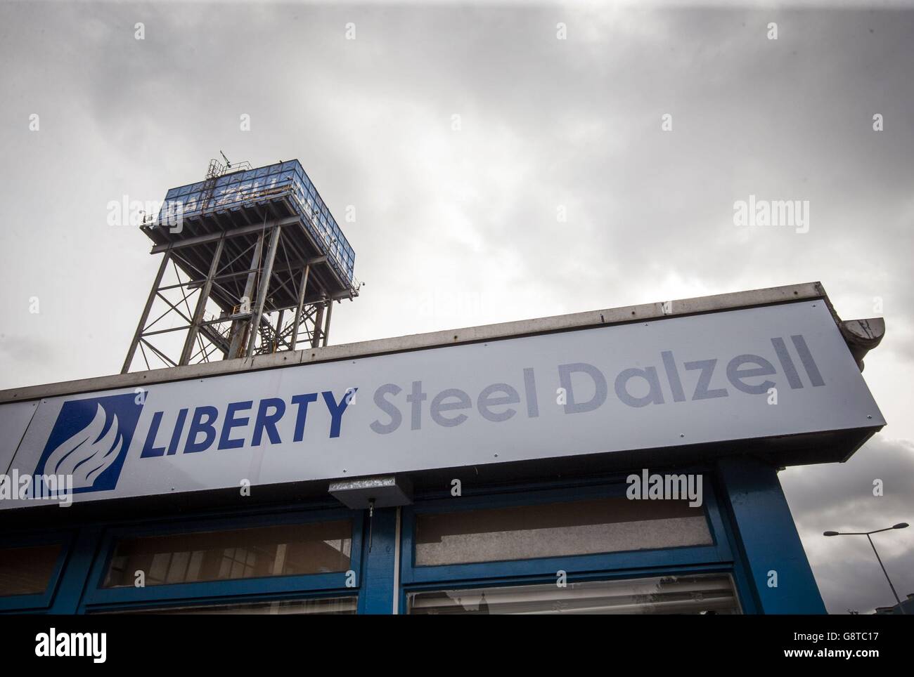Liberty Steel nach einer Zeremonie, bei der Tata Steel die Schlüssel von zwei Lanarkshire Stahlwerken an das Metallunternehmen Liberty House im schottischen Stahlwerk Dalzell übergeben hat. Stockfoto