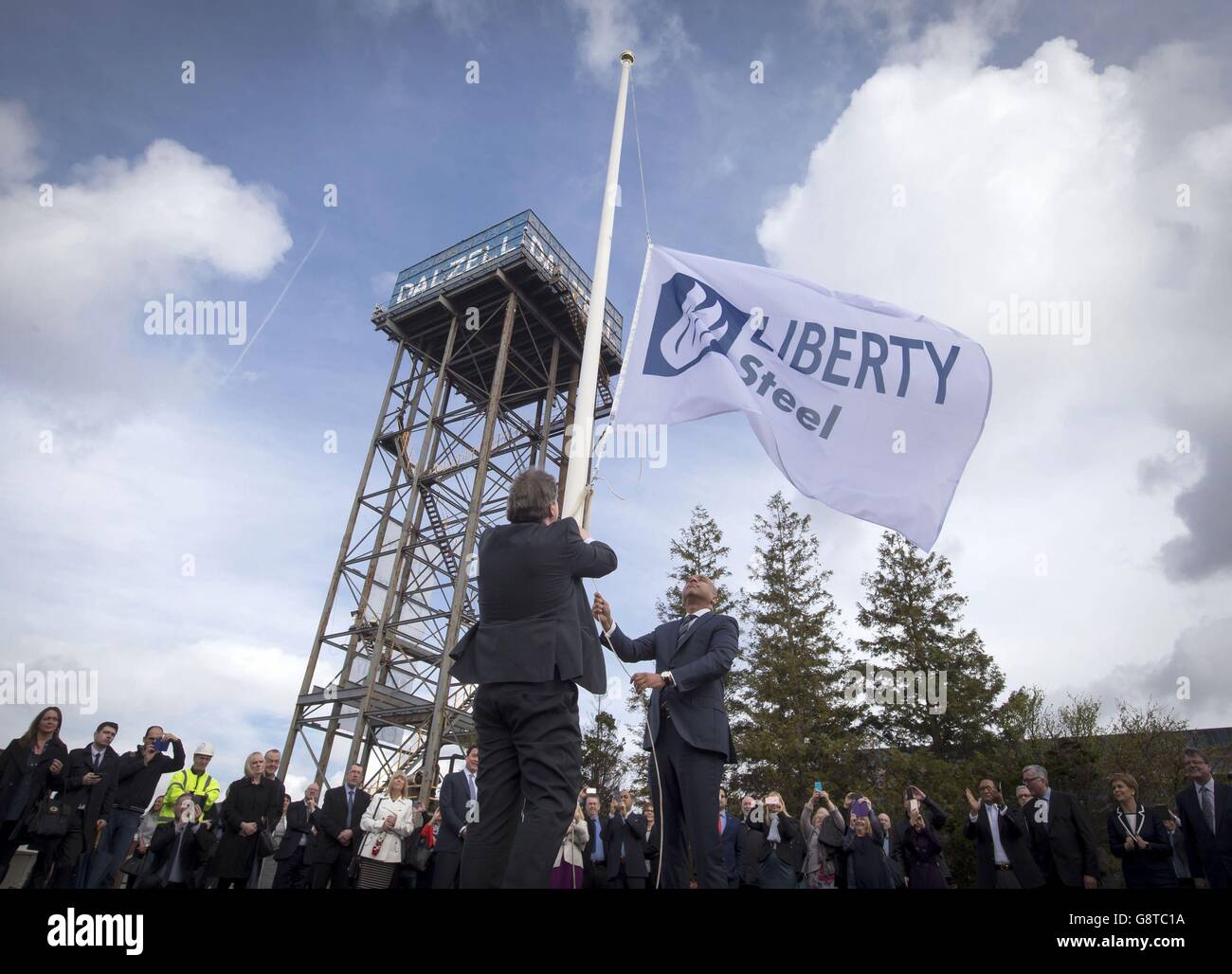 Eine Liberty Steel Flagge wird während einer Zeremonie angehoben, wo Tata Steel die Schlüssel von zwei Lanarkshire Stahlwerken an das Metallunternehmen Liberty House im Dalzell Stahlwerk in Schottland übergab. Stockfoto