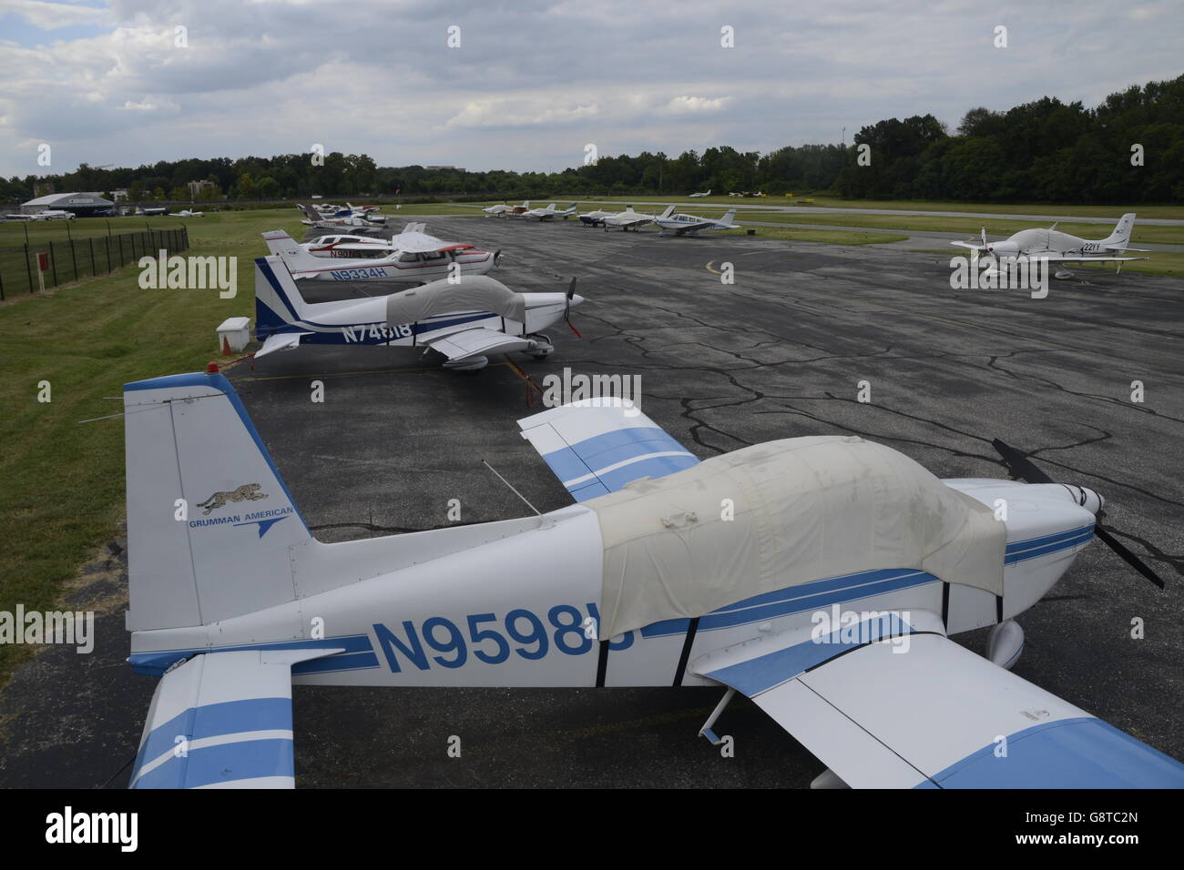 kleine Flugzeuge geparkt auf Grundstück im College Park Airport Stockfoto