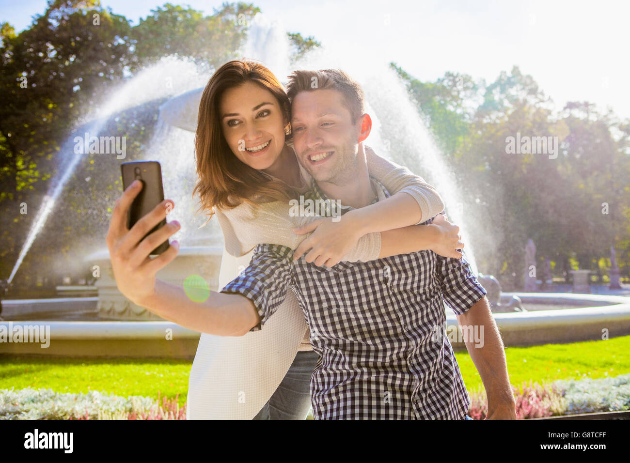 Mitte erwachsenes paar nehmen Selfie mit Smartphone Stockfoto