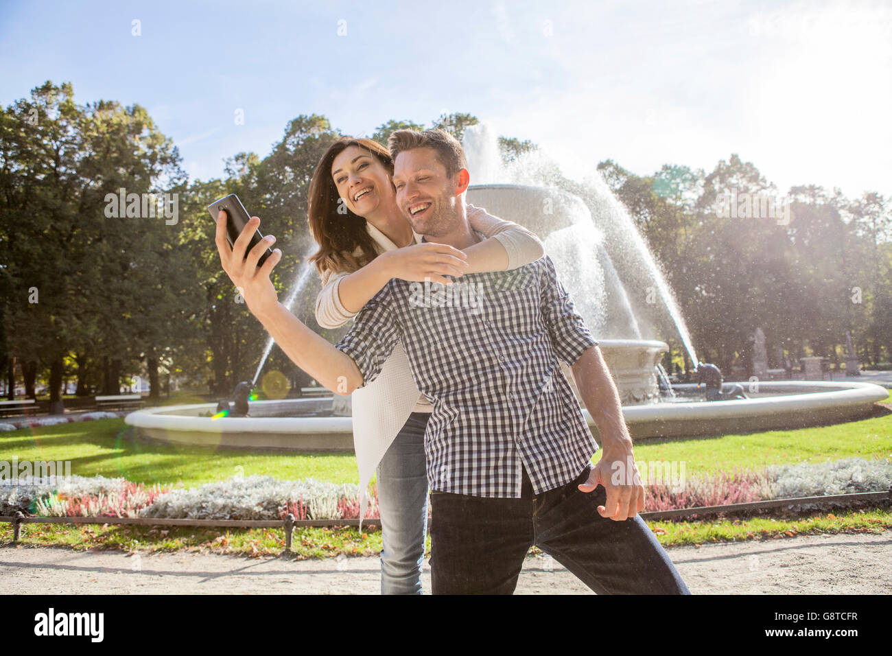Mitte erwachsenes paar nehmen Selfie mit Smartphone Stockfoto