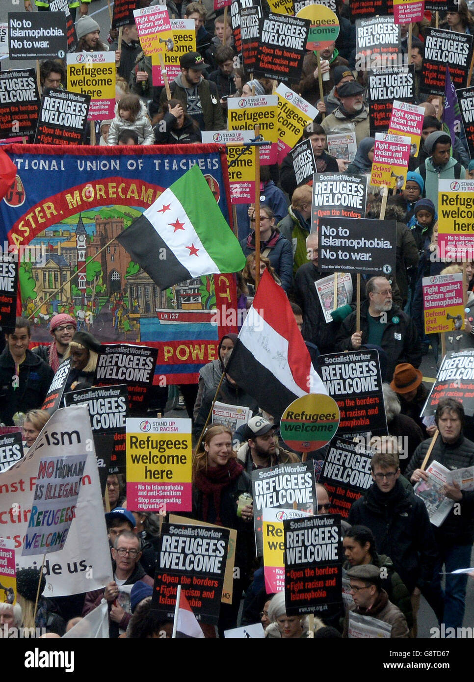 Aktivisten von Stand Up to Racism protestieren über die Regent Street in London, über die Reaktion der Regierung und der Medien auf die Flüchtlingskrise, um den Anti-Rassismus-Tag der Vereinten Nationen zu markieren. Stockfoto