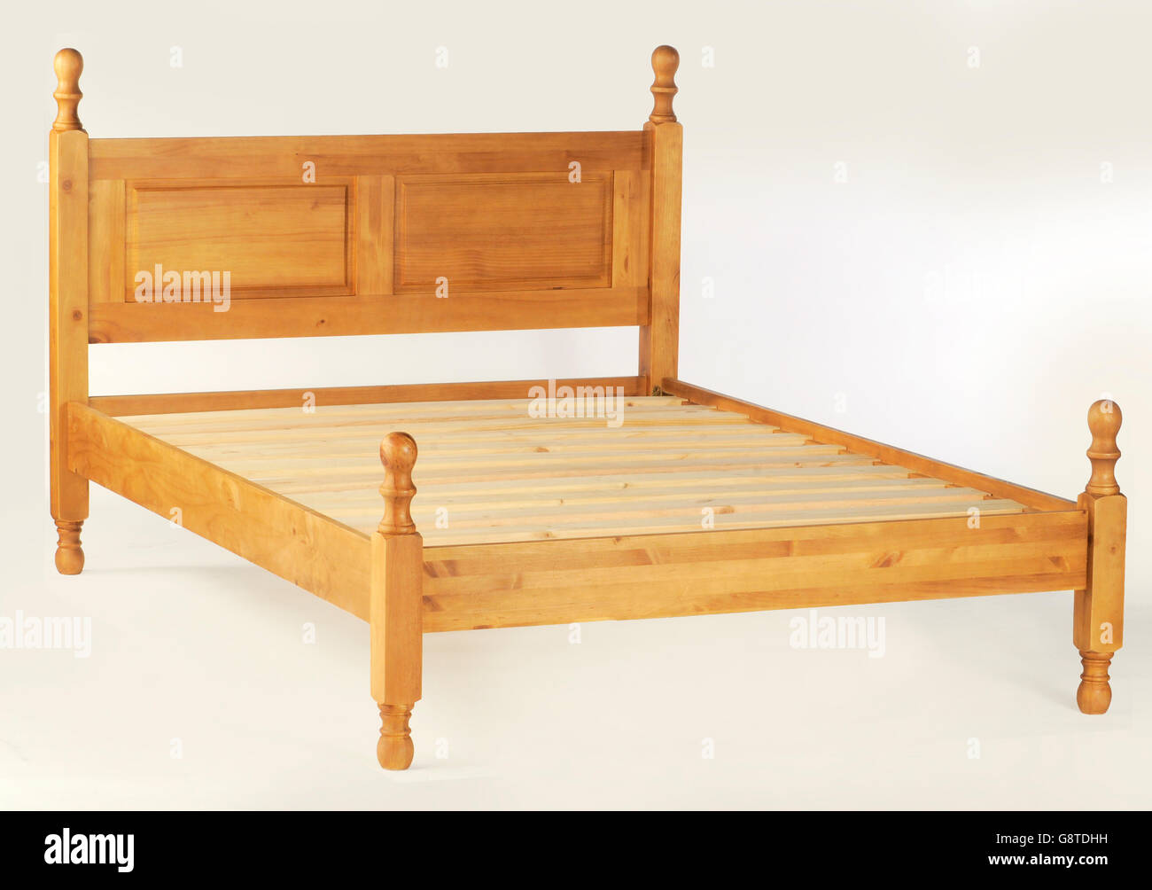 Ein Doppelbett aus Holz-Rahmen auf weißem Hintergrund Stockfoto