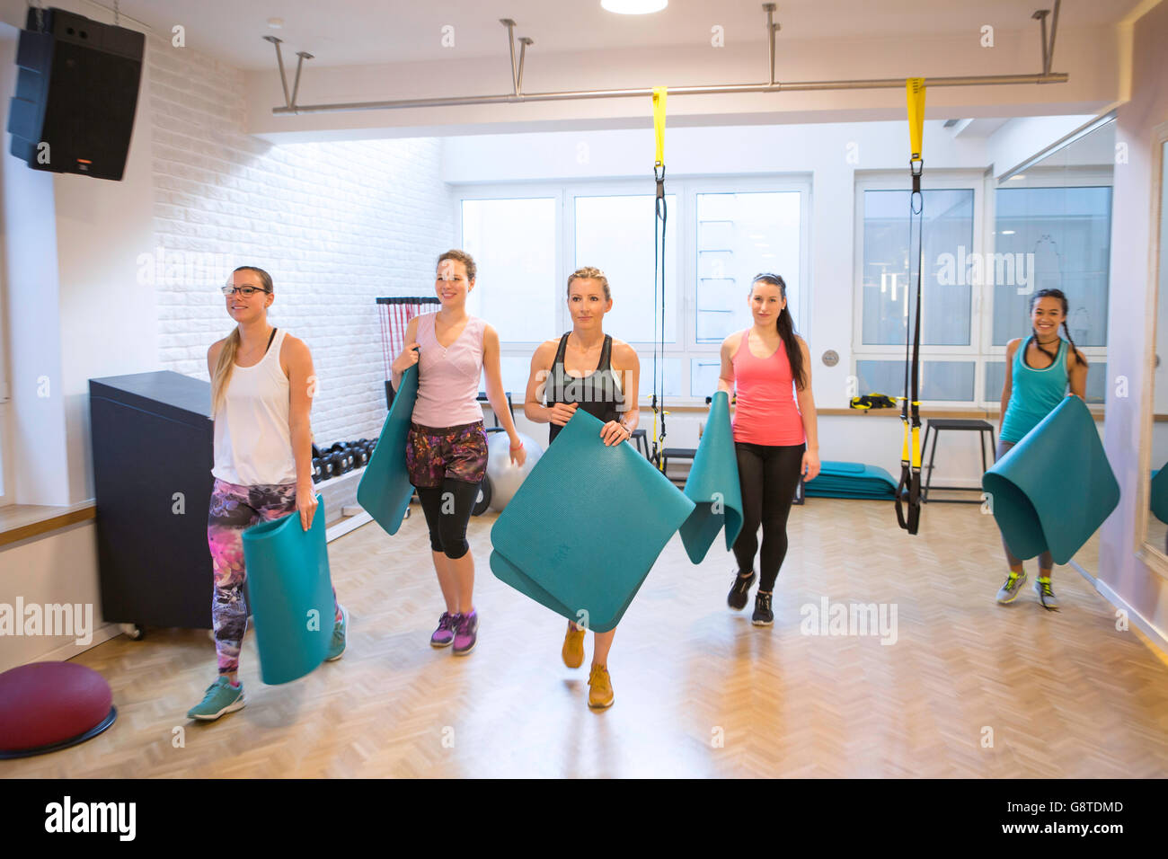 Gruppe von Frauen in der Klasse mit Trainingsmatten Stockfoto