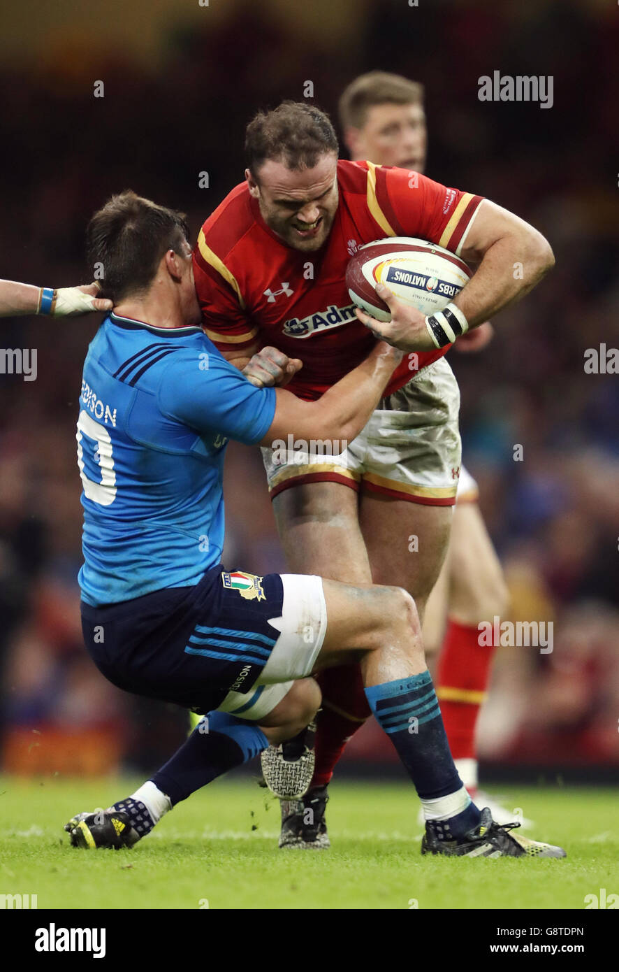 Jamie Roberts aus Wales wird vom italienischen Tommaso Allan während des RBS Six Nations-Spiels 2016 im Fürstentum Stadium in Cardiff angegangen. DRÜCKEN SIE VERBANDSFOTO. Bilddatum: Samstag, 19. März 2016. Siehe PA Story RUGBYU Wales. Bildnachweis sollte lauten: David Davies/PA Wire. Stockfoto