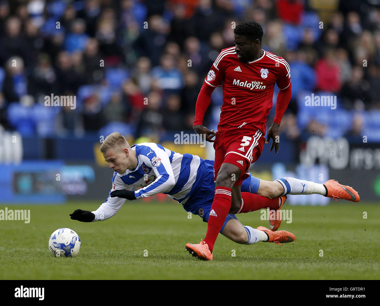 Pavel Pogrebnyak (links) von Reading und Bruno Ecuele Manada von Cardiff City Kampf um den Ball Stockfoto