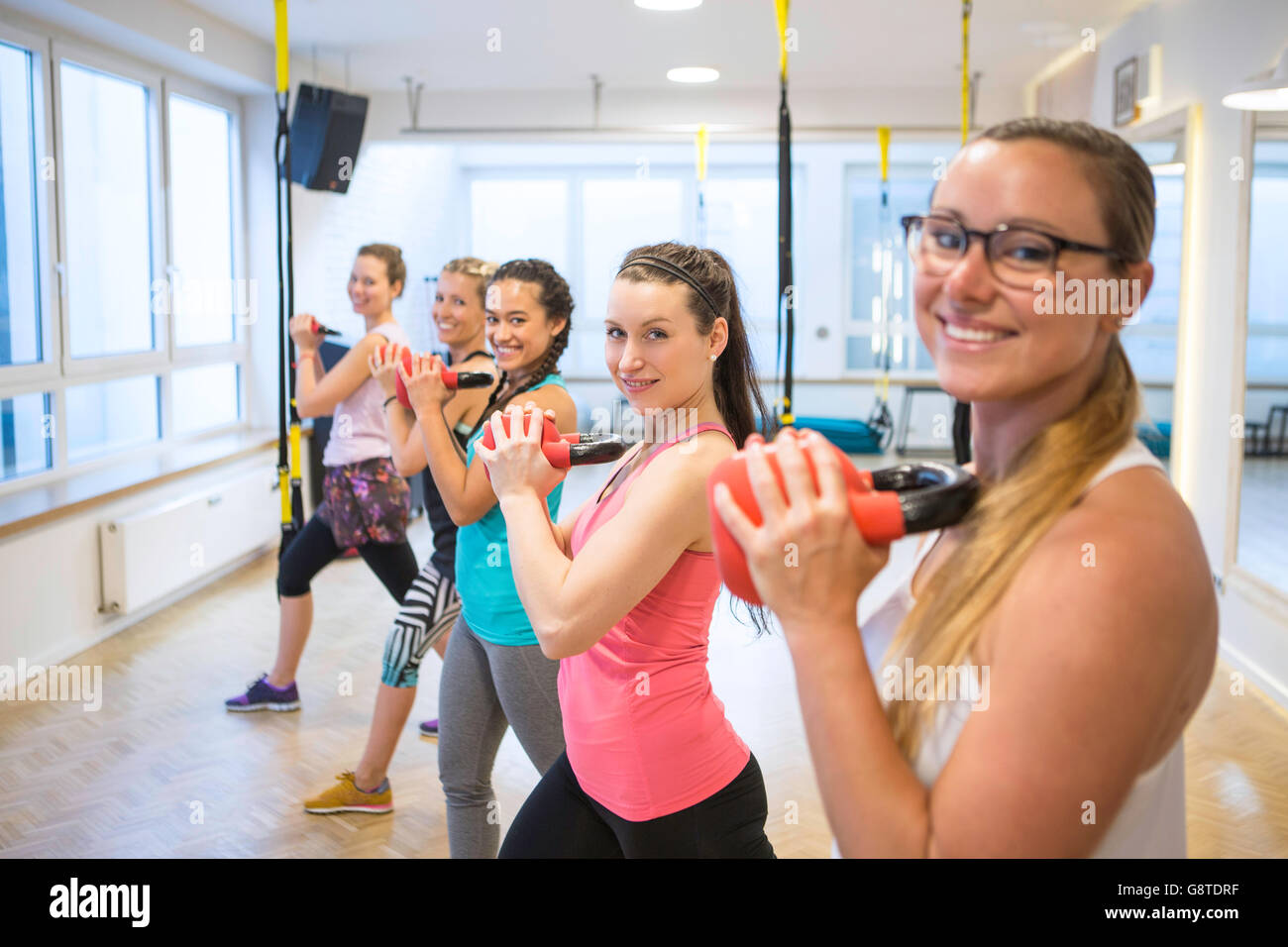 Frauen in Übung üben mit kettlebells Stockfoto