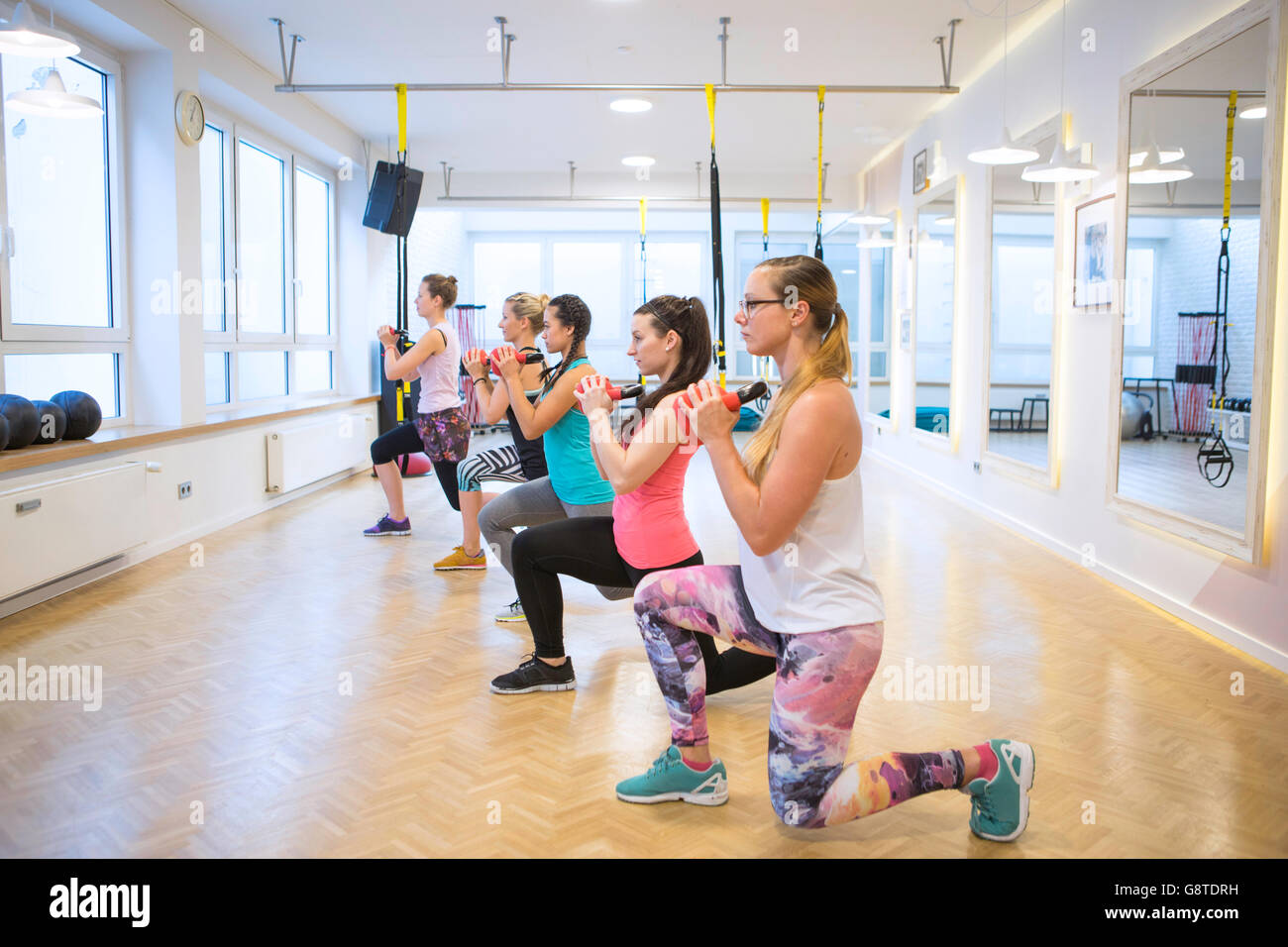 Frauen in Übung üben mit kettlebells Stockfoto