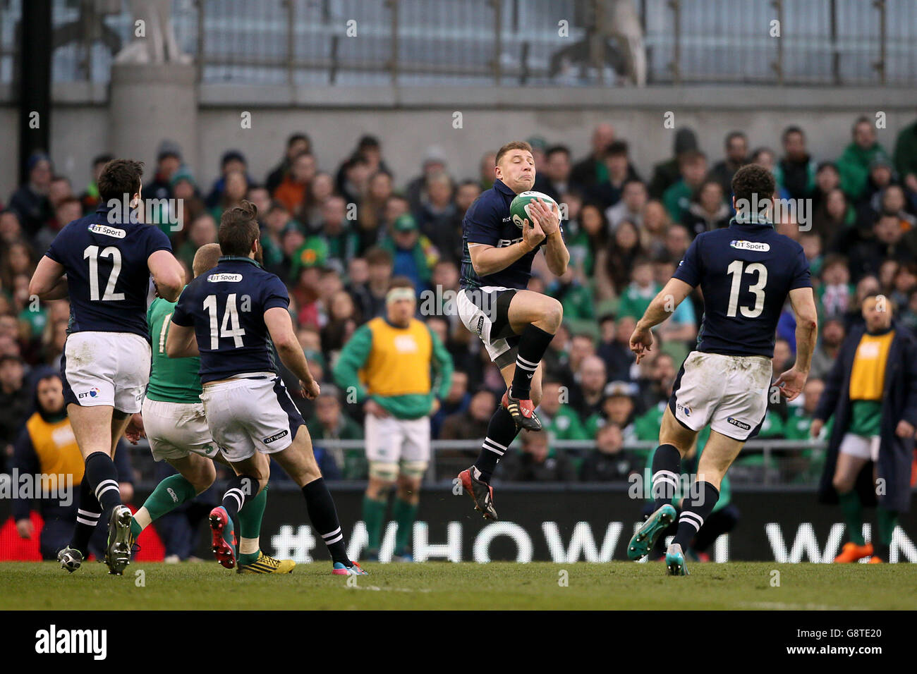 Der schottische Duncan Weir (zweite rechts) fängt beim RBS Six Nations-Spiel 2016 im Aviva Stadium, Dublin, einen hohen Ball ein. DRÜCKEN SIE VERBANDSFOTO. Bilddatum: Samstag, 19. März 2016. Siehe PA Story RUGBYU Irland. Bildnachweis sollte lauten: Niall Carson/PA Wire. ES GELTEN EINSCHRÄNKUNGEN: Keine kommerzielle oder werbliche Nutzung ohne vorherige Zustimmung von IRFU. Keine Änderungen oder Eingriffe. Für weitere Informationen rufen Sie bitte +44 (0)115 8447447 an. Stockfoto